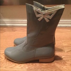 Shiny grey boots with bow details by L’amour